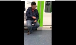 男子拿着瓜子吃瓜,男子悠然拿着瓜子吃瓜，生活小确幸尽收眼底