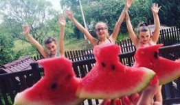 儿童吃瓜群众视频,小瓜娃们的欢乐吃瓜时光