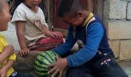 三兄妹吃瓜,夏日欢乐时光