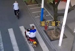 警察抓捕路人吃瓜