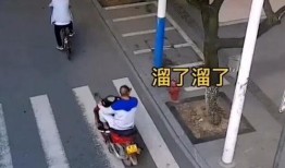 警察抓捕路人吃瓜