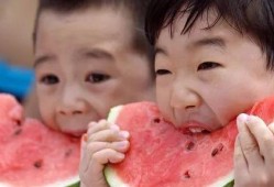 关注吃瓜群众的视频,跟随热门视频一探究竟