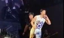 求婚现场吃瓜情侣,吃瓜情侣的浪漫求婚瞬间