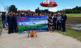 树下吃瓜拍照,定格美好瞬间