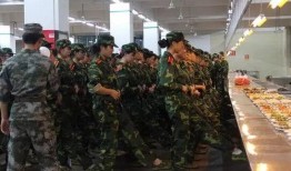 军训在食堂吃瓜,军训食堂里的甜蜜瓜果时光