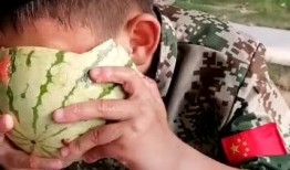 乡村孩子吃瓜趣事,瓜田里的欢乐时光