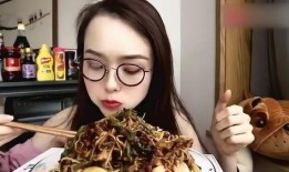 美女吃网纹瓜,美女品尝美味瞬间