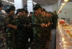 军训在食堂吃瓜,军训食堂里的甜蜜瓜果时光