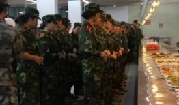 军训在食堂吃瓜,军训食堂里的甜蜜瓜果时光