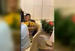 吃瓜女生被打,吃瓜女生遭遇暴力袭击，正义何在？