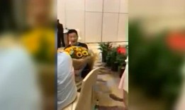 吃瓜女生被打,吃瓜女生遭遇暴力袭击，正义何在？