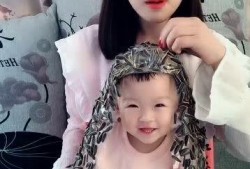 神的宝贝苗苗吃瓜,瓜田里的甜蜜成长故事