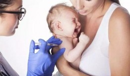 宝宝打针吃瓜,温馨育儿瞬间