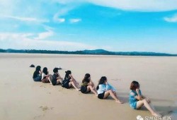 海边吃瓜拍照,定格夏日美好瞬间