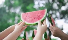 出门吃瓜,品味人间烟火气