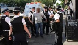 警察打死吃瓜群众,警察误伤无辜群众引发社会关注