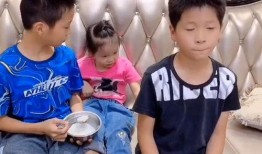 三兄妹吃瓜,夏日欢乐时光