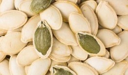 男子拿着瓜子吃瓜,男子悠然拿着瓜子吃瓜，生活小确幸尽收眼底