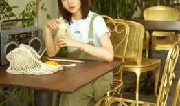 坐板凳吃大瓜,夏日休闲新风尚