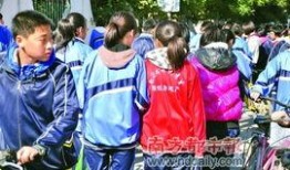 吃瓜红色校服,吃瓜少年的校园生活