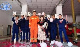 求婚现场吃瓜情侣,吃瓜情侣的浪漫求婚瞬间