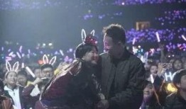 求婚现场吃瓜情侣,吃瓜情侣的浪漫求婚瞬间