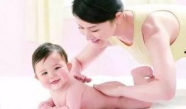 宝宝打针吃瓜,温馨育儿瞬间