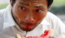 一边卖瓜一边吃瓜